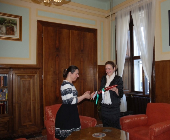 Градоначелница уручује копију Повеље председници Националног савета Буњеваца