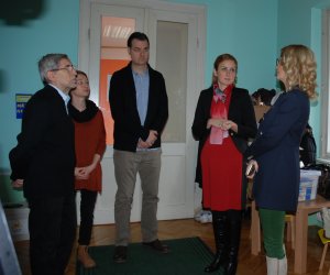 Градоначелница са Немањом Сарачем, чланом Градског већа , представницима ХУН Герхард и директорком вртића Александром Перовић Градоначелница са Немањом Сарачем, чланом Градског већа , представницима ХУН Герхард и директорком вртића Александром Перовић