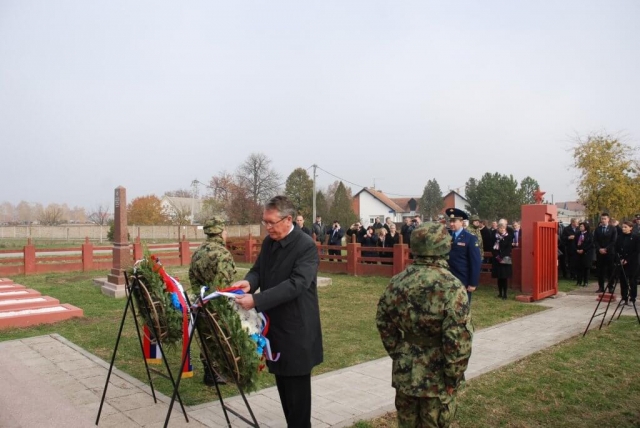 Њ.Е. Чепурин, амбасадор Русије, положћио је цвеће на споменик партизанима, а потом црвеноармејцима