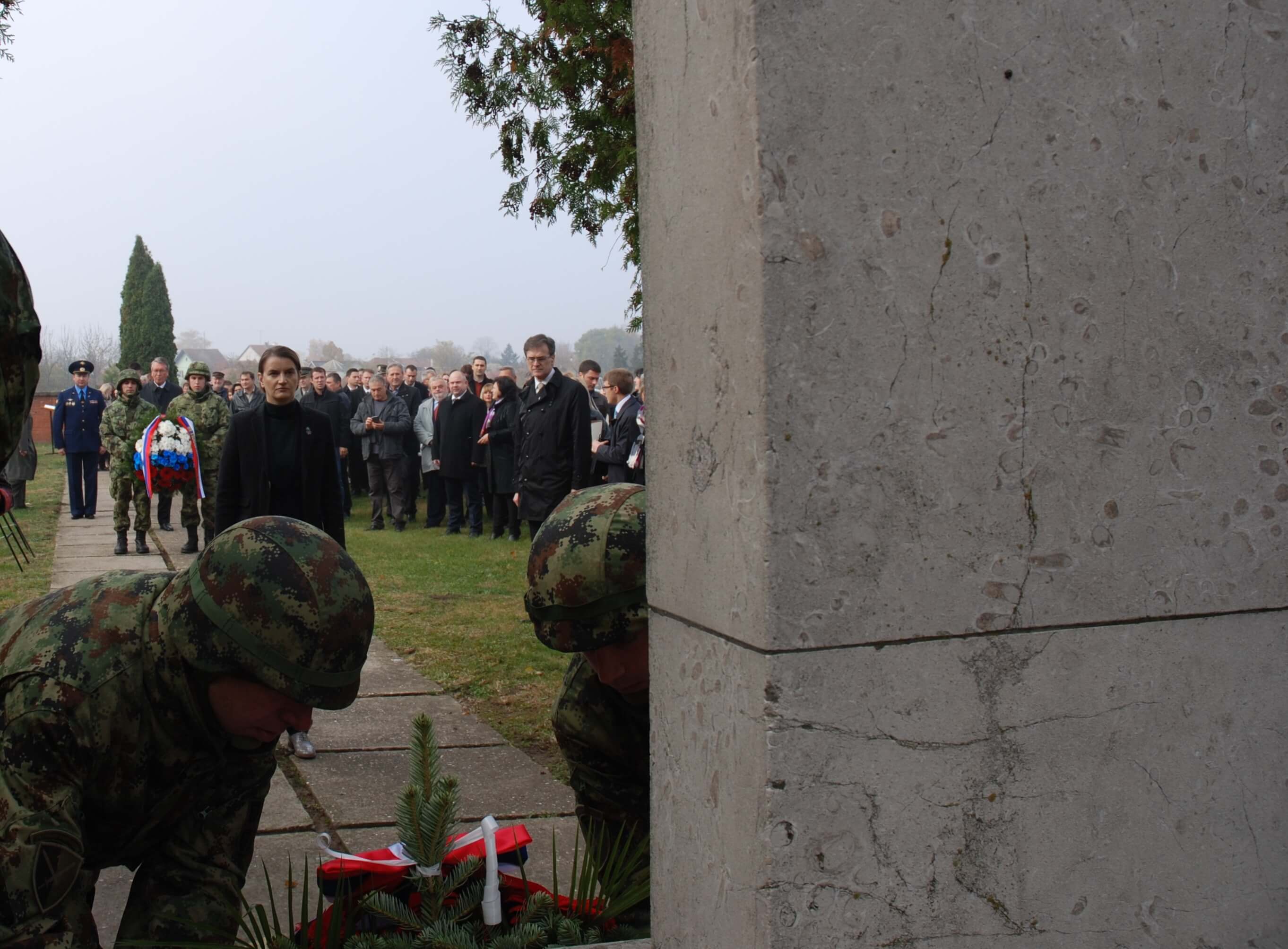 Премијерка Брнабић положила је венац на споменик борцима на Парзизанском гробљу