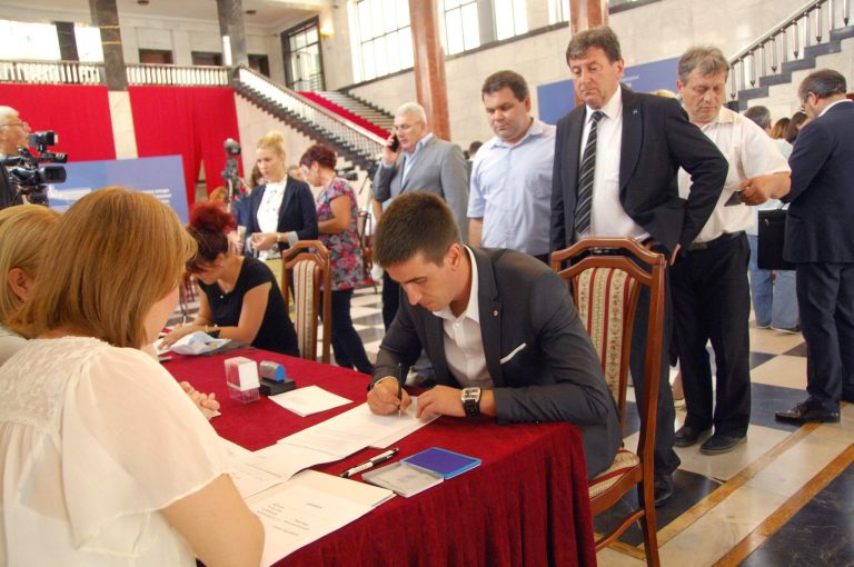 Aнтонио Ратковић, заменик градоначелнице Сомбора потписује уговор о додели 10 милиона динара за регресирање превоза средњошколаца