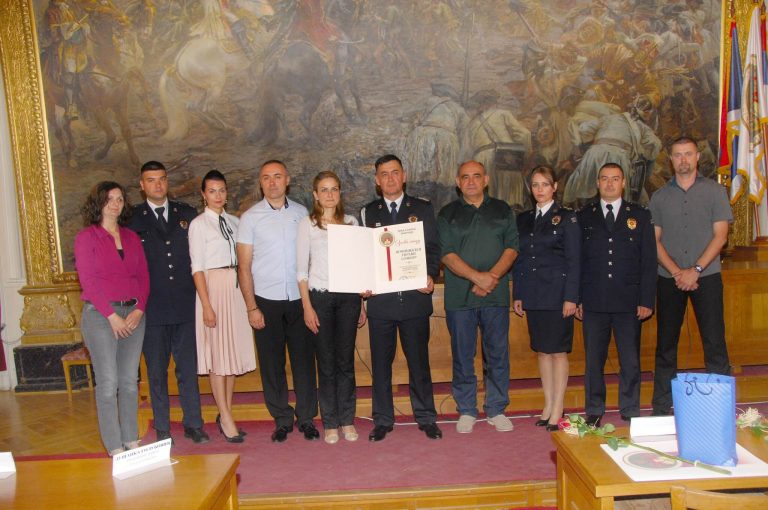 Градоначелница Сомбора и начленик Полицијске управе Сомбор са награђеним полицијским службеницима