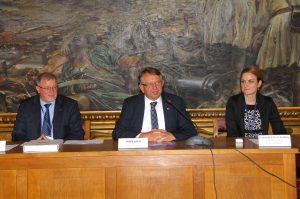 Конференцију су отворили градоначелница Сомбора Душанка Голубовић и државни секретар Имре Керн, а детаљније о пројекту је говорио проф. др Саша Бошњак, координатор пројекта Конференцију су отворили градоначелница Сомбора Душанка Голубовић и државни секретар Имре Керн, а детаљније о пројекту је говорио проф. др Саша Бошњак, координатор пројекта