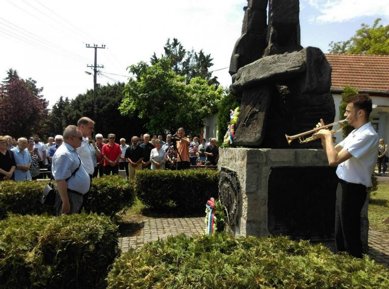 Сава Дојић и Борис Буловић полажу цвеће на споменик солунским добровољцима