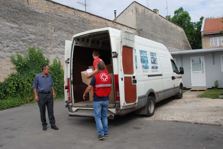 Дистрибуција прехрамбених пакета социјално угроженим лицима у сомборским селима