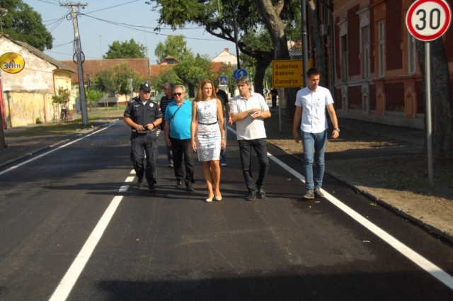 Градоначелница Душанка Голубовић са сарадницима,  обилази асфалтирану трасу коловоза у улици 21. октобра