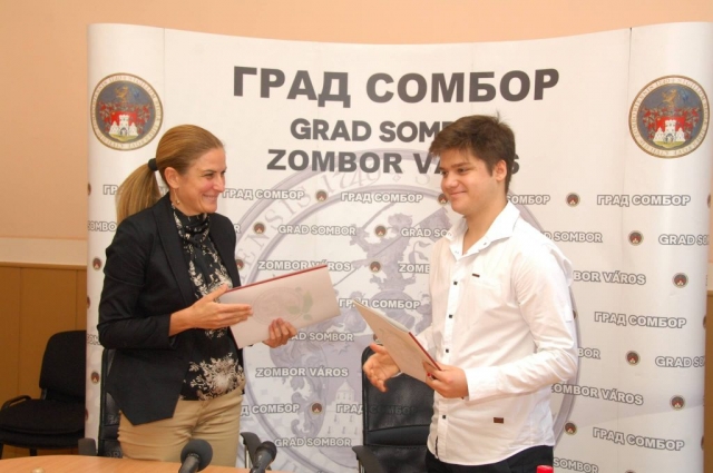 Градоначелница  Душанка Голубовић,  уручује уговор о додели стипендије Ласлу Урију