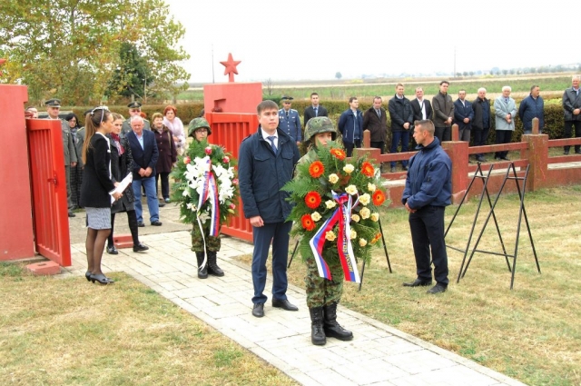 На споменик бораца Црвене армије цвеће је положио Мардат Попов, други секретар Амбасаде Руске Федерације у Србиј