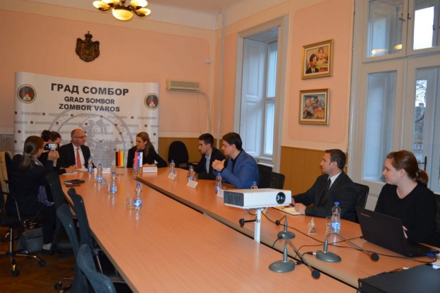 На састанку са амбасадором поред градоначелнице Сомбора Душанке Голубовић били су и заменик градоначелнице Антонио Ратковић, већник за област културе и образовања Немања Сарач, помоћник градоначелнице за културу и информисање Бранислав Сворцан, Михал Плац  шеф одсека за ЛЕР и члан немачке заједнице и Кристина Хајрунг из канцеларије за ЛЕР