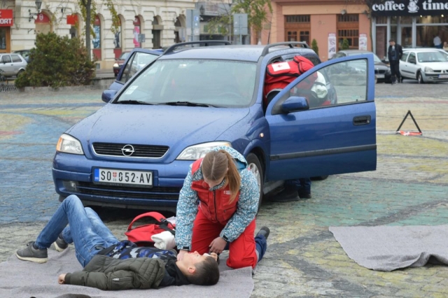 Симулација саобраћајне незгоде и пружање прве помоћи настрадалима, до доласка Хитне медецинске службе