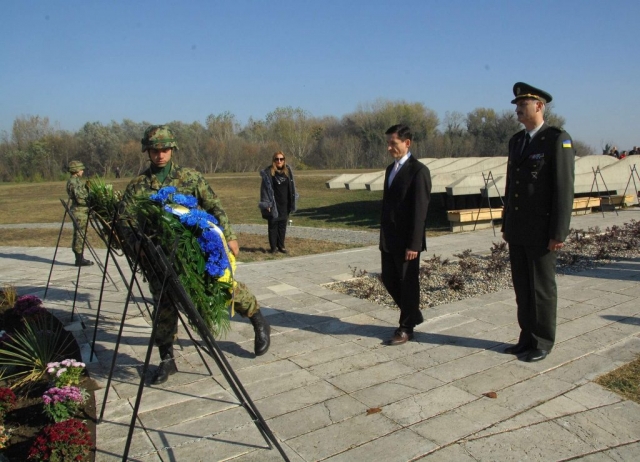 Венац полаже амбасадор Украјине у републици Србији њ.е. Олександар Александрович