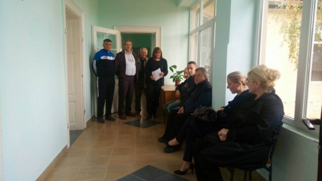 Чланови МЗ Кљајићево и грађани у холу Месне заједнице чекају на ред за разговор