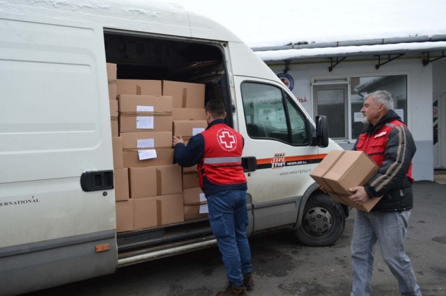 Утовар прехрамбених пакета за за социјално угрожена лица настањена у насељеним местима на територији града Сомбора