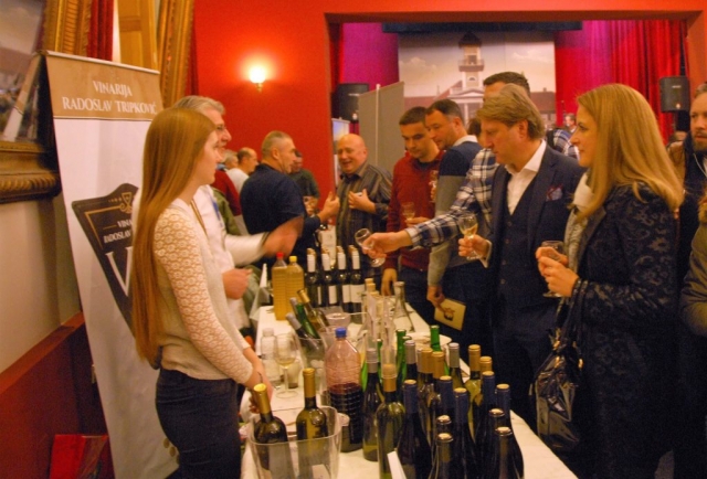 Градоначелница Сомбора Душанка Голубовић у обиласку штандова 10. „Wine Fest“