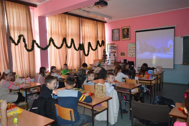Ученици ОШ „Доситеј Обрадовић“ користе нови пројектор у настави