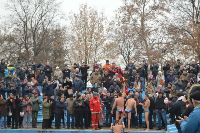 Давид Шешевић излази из воде са Часним крстом