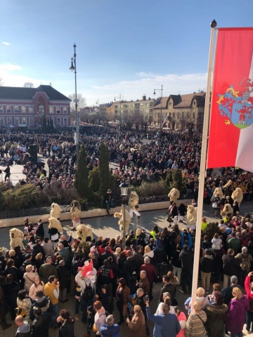 Дефиле учесника фестивала Поклада у Мохачу