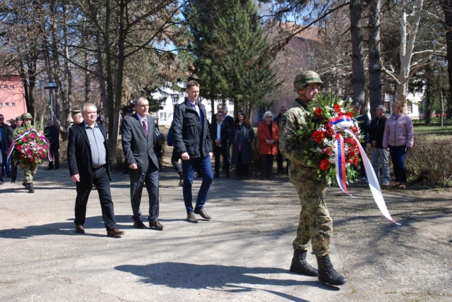 Делегација града положила цвеће и на споменик у касарни Првог центра за обуку Војске Србије Сомбор