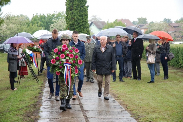 Делегација града: Антонио Ратковић заменик градоначелнице, Mирко Безбрадица, помоћник градоначелнице за област економског развоја и Петар Грабеж испред СУБНОР-а