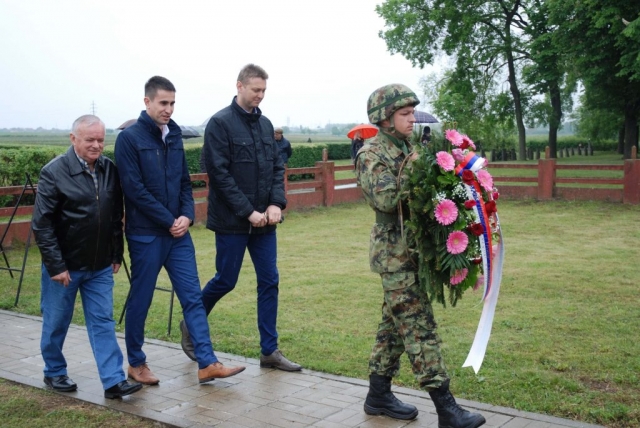 Делегација града положила венац на споменик руским борцима