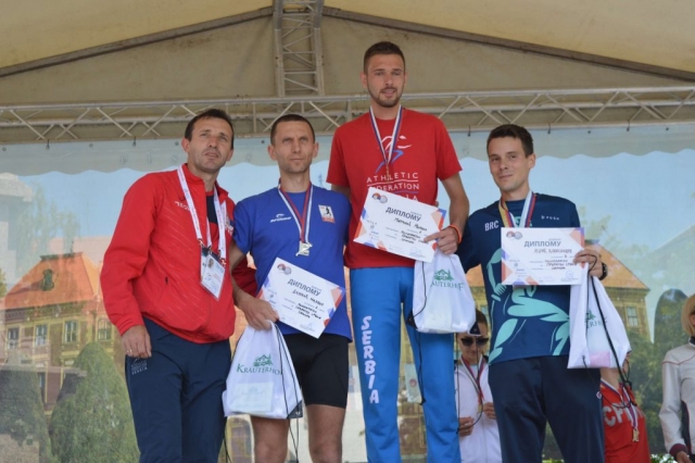 Милош Дајевић (друго место), Милан Митровић (прво место) и Александар Аџић (треће место) су нови дрђавни прваци у полумаратону