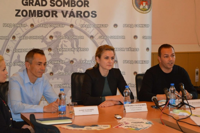 Градоначелница Душанка Голубовић, Дамир Марковић и Александар Марковић испред АРК СоМаратон