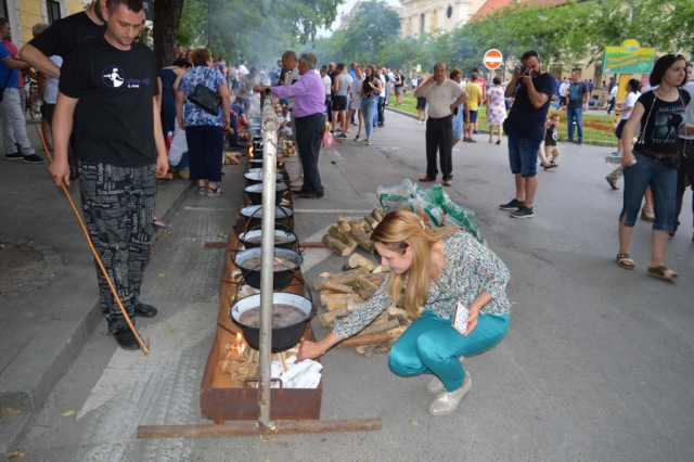 Градоначелница Душанка Голубовић по обичају након полагања, камен темељца и једна  лопата малтера