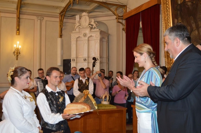 Предаја хлеба од новог жита градоначелници Душанки Голубовић