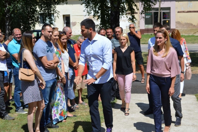 Велики број грађана и омладине из Риђице дочекало је министра Удовичића