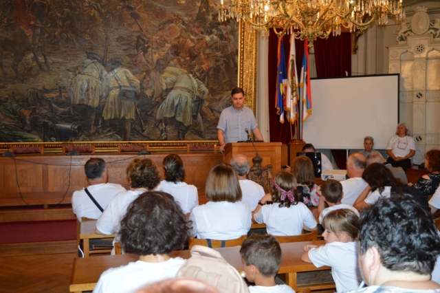 Члан градског већа за област културе и образовања Немања Сарач представио је учесницима кампа историју образовања у Сомбору