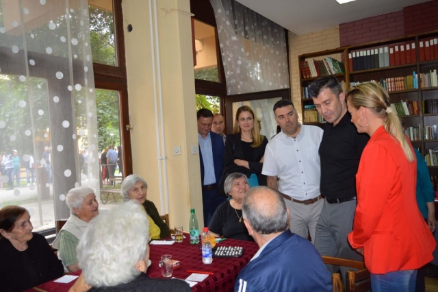 Министар Зоран Ђорђевић и градоначелница Сомбора Душанка Голубовић посетили су Клуб пензионера Селенча