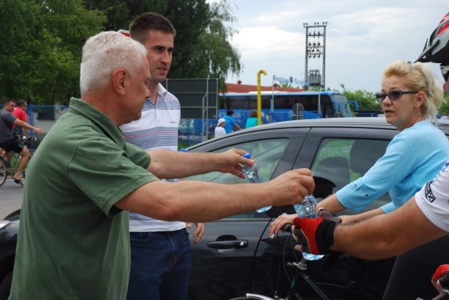 Представници Савета за безбедност саобраћаја заменик градоначелнице Антонио Ратковић и члан Градског већа Мирослав Ковачић поделили воду су учесницима вожње