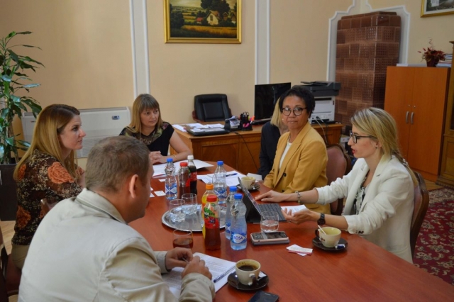 Састанку присуствовали Џеклин Вилијамс Бриџерс, директорка УСАИД-Пројекат  за одговорну власт, Милена Јеноваи, пројектни менаџер у Одељењу за демократски и економски развој УСИАД-а у Београду и Милош Мојсиловић, технички стручњак за компоненту одговорности локалне самоуправе у УСАИД-Пројекат за одговорну власт .