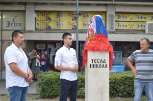 Председник Савета месне заједнице Колут Марко Ерцег, заменик градоначелнице Сомбора Антонио Ратковић и иницијатор и донатор бисте Милош Мандић