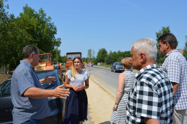 Градоначелница Душанка Голубовић, већник Мирослав Ковачић и представници ЈП „Путеви Србије“ у обиласку радова на путу Сомбор-Баја