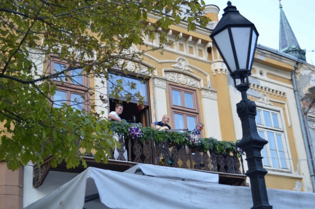 Смењивање музичара на балконима водило је публику до централне бине