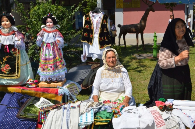 Аутентична народна ношња ручно везена