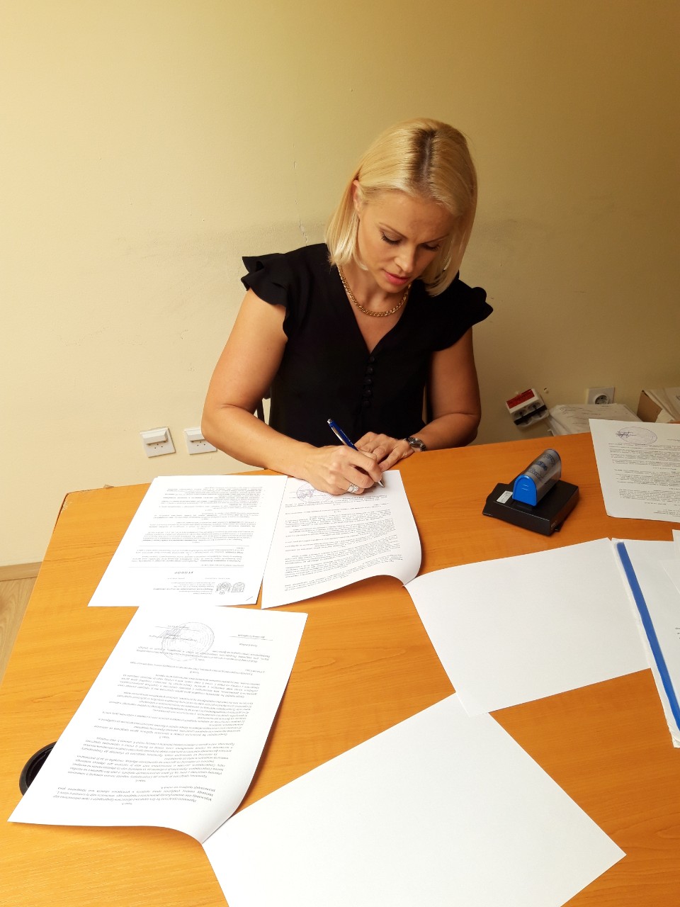 Антонија Нађ Косановић потписала уговор за финансирање пројекта „Опремање Омладинског клуба Града Сомбора“
