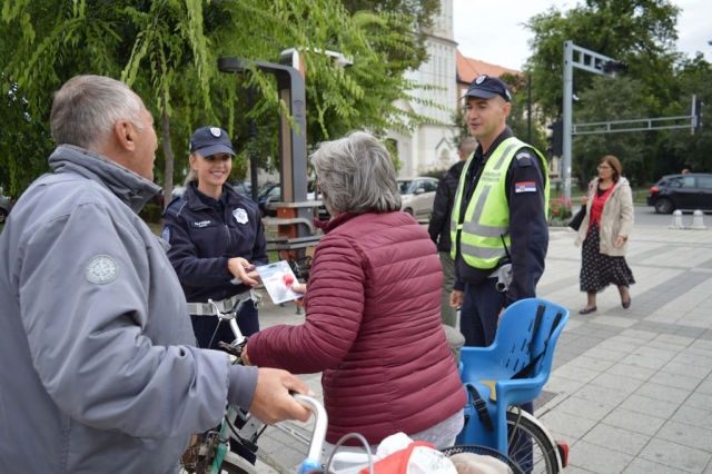 Представници Саобраћајне полиције ПУ Сомбор у акцији поделе светлосних сетова бициклистима