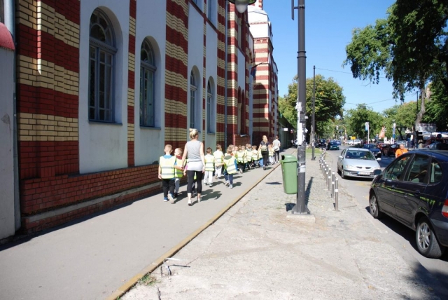 У складу са темом „Пешачите са нама“ деца и васпитачи су дошли пешке