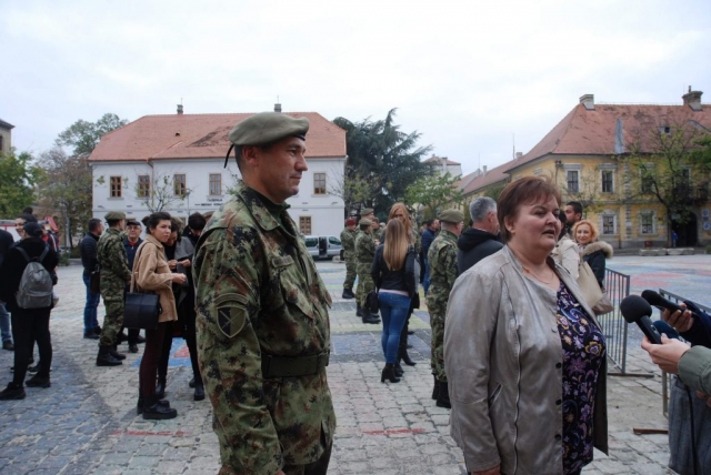 Заменик команданта Првог центра за обуку Војске Србије потпуковник Радован Миладиновић и секретарка Црвеног крста Сомбор Биљана Клипа