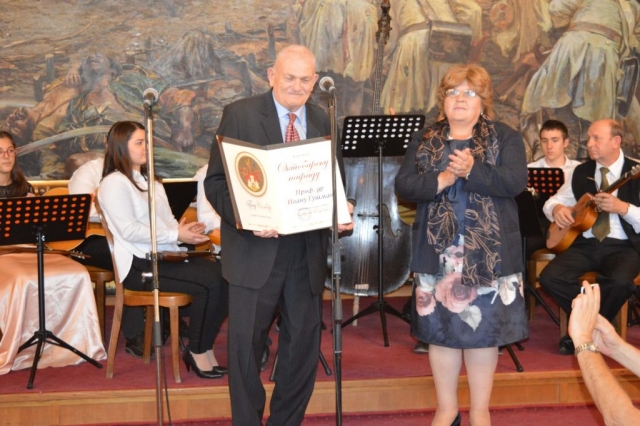 Председница Скупштине града Љиљана Тица  уручила је Октобарску награду проф. др Ивану Гутману