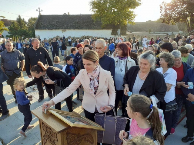 Градоначелница Сомбора Душанка Голубовић, у суботу 12. Октобра присуствовала је свечаном чину освећења темеља Храма „Успења Пресвете Богородице“ у Кљајићеву.