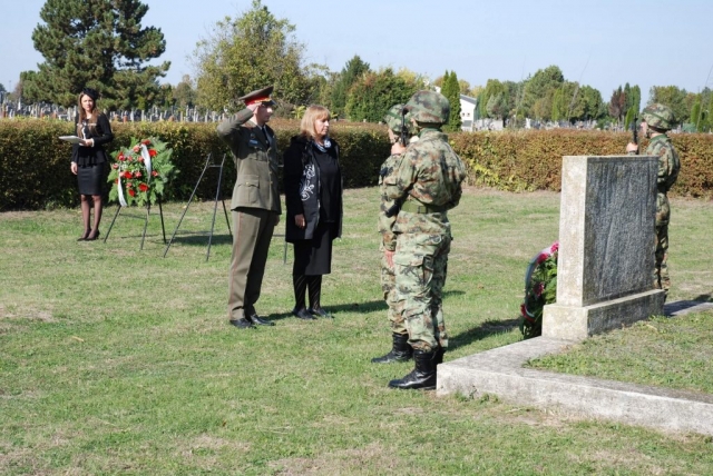 На споменик бугарских жртава венац су положили Ива Крулева, заменица амбасадора и опуномоћени министар у Амбасади Републике Бугарске, поручник Мартин Димитров, заменик војног аташеа у Амбасади Републике Бугарске