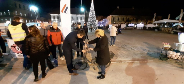 Подељени су и светлосни комплети како би бициклисти били видљивији у саобраћају