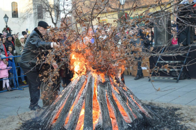 Бадњи дан у Сомбору традиционално је обележен паљењем бадњака