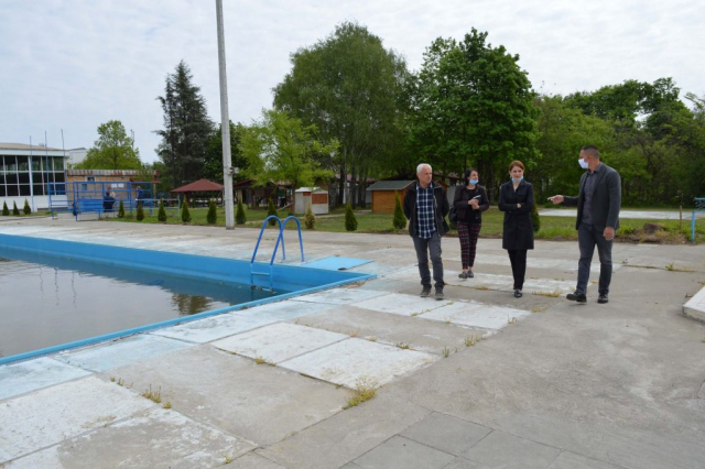 Градоначелница Душанка Голубовић са сарадницим обишла је радове на уређењу отвореног базена