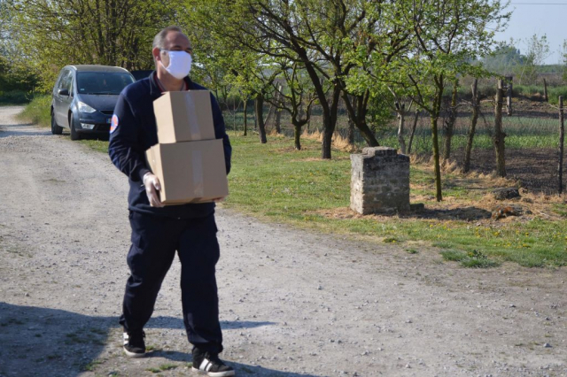 Пакете достављају волонтери Црвеног крста, чланови Службе цивилне заштите и месних заједница