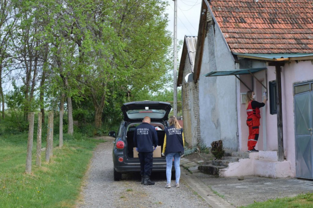 Пакете достављају волонтери Црвеног крста, чланови Службе цивилне заштите и месних заједница