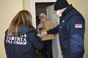 1056 пакета ће бити достављено пензионерима на Селенчи 1056 пакета ће бити достављено пензионерима на Селенчи